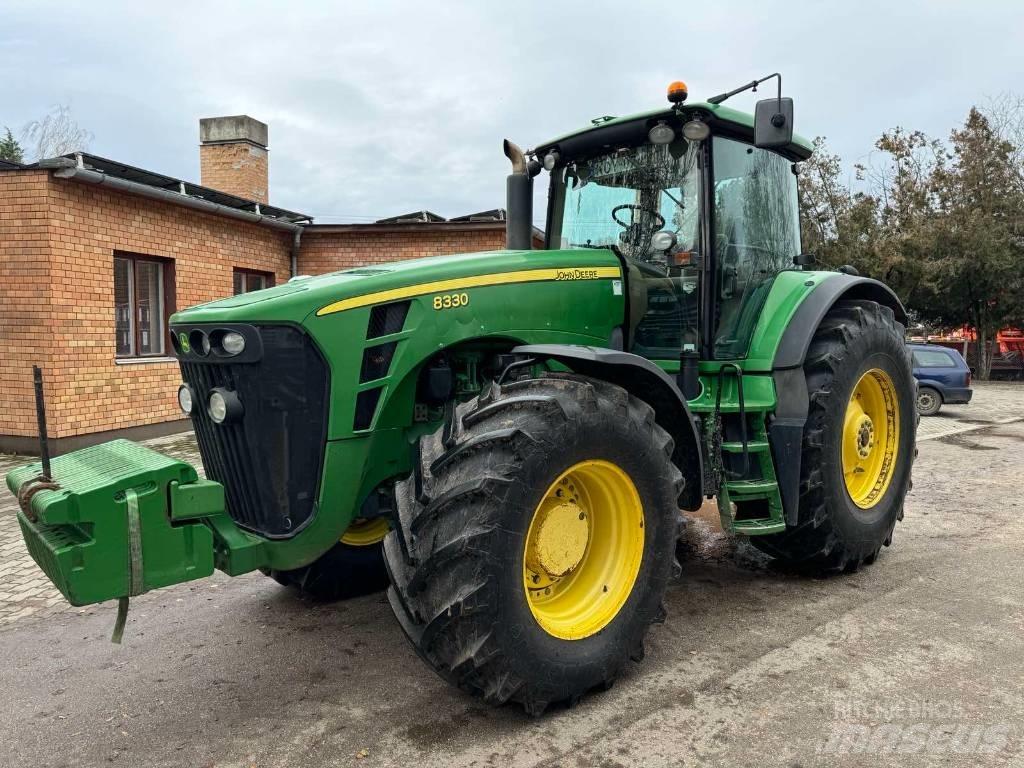 John Deere 8330 الجرارات