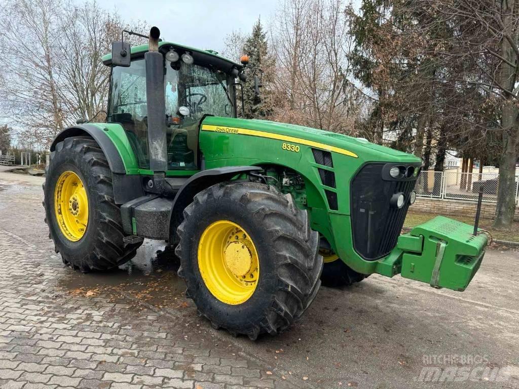 John Deere 8330 الجرارات