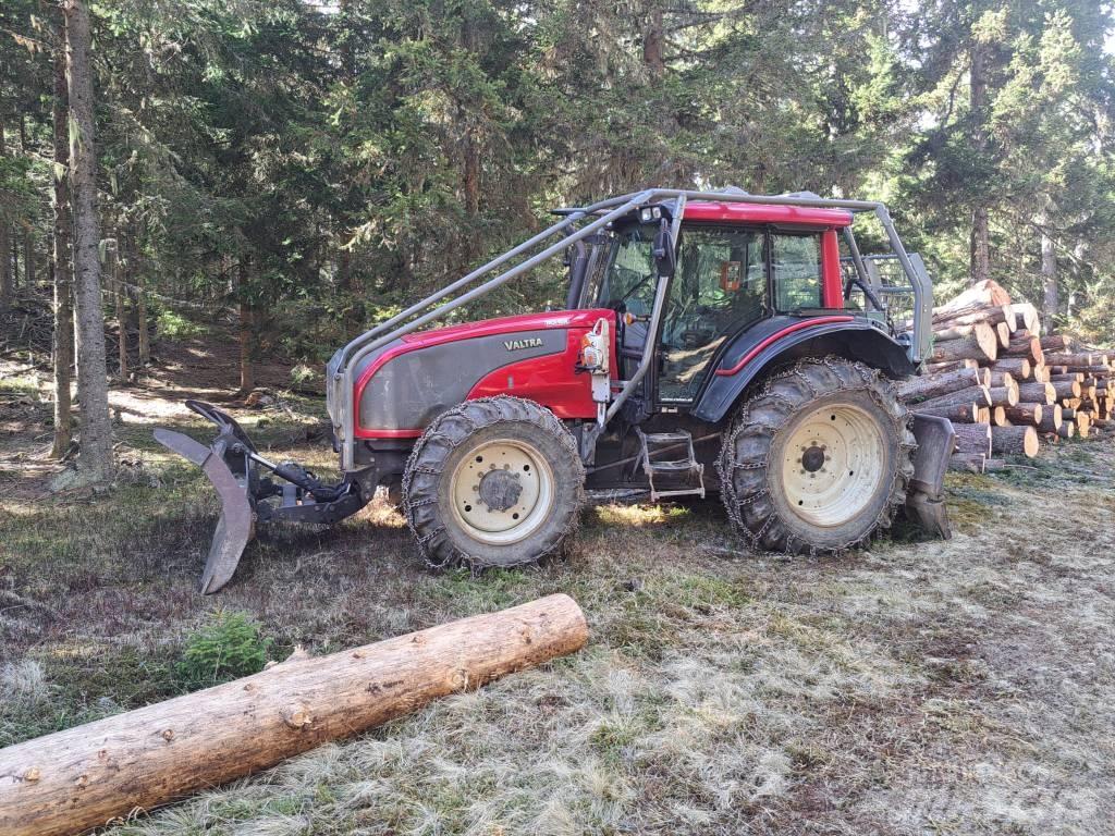 Valtra T 151 الجرارات
