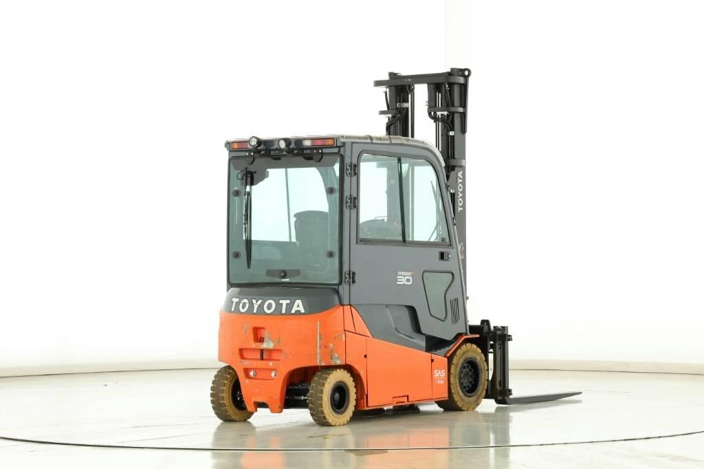 Toyota 8 FBMT 30 شاحنات ذات رافعات شوكية تعمل بالكهرباء