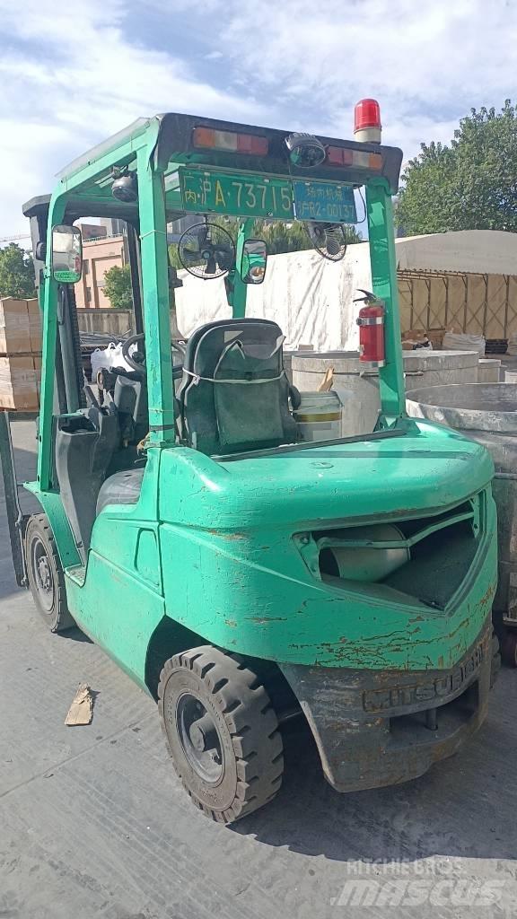 Mitsubishi FD 25 شاحنات الديزل