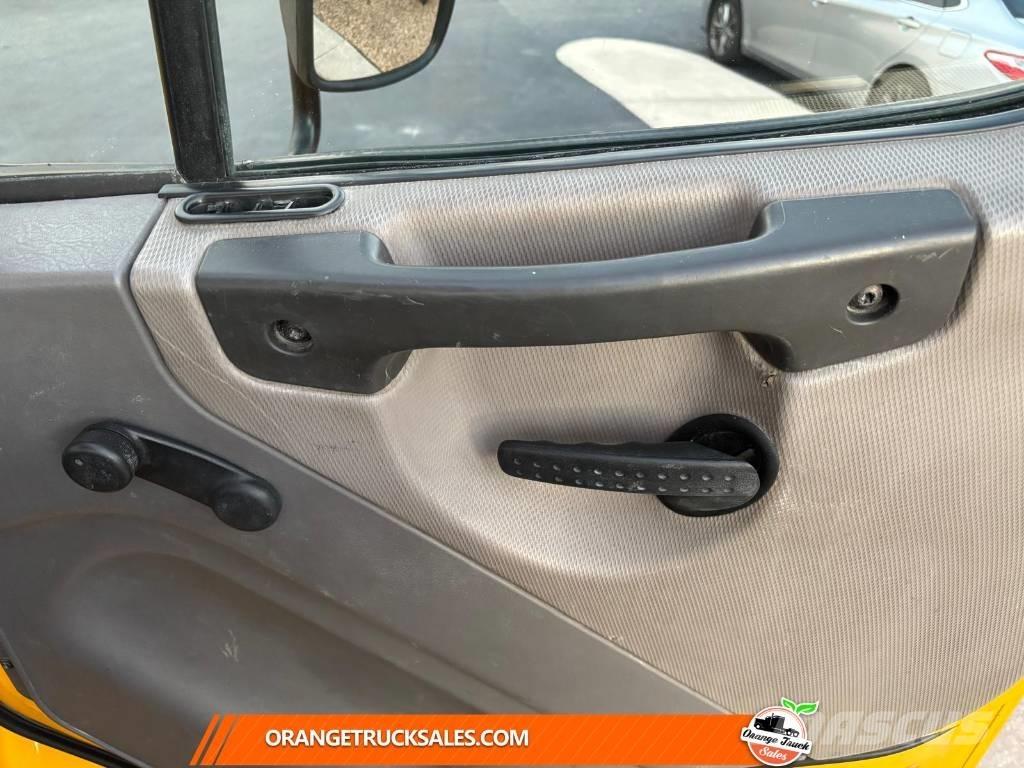 Freightliner M2 شاحنات مسطحة/مفصلية الجوانب