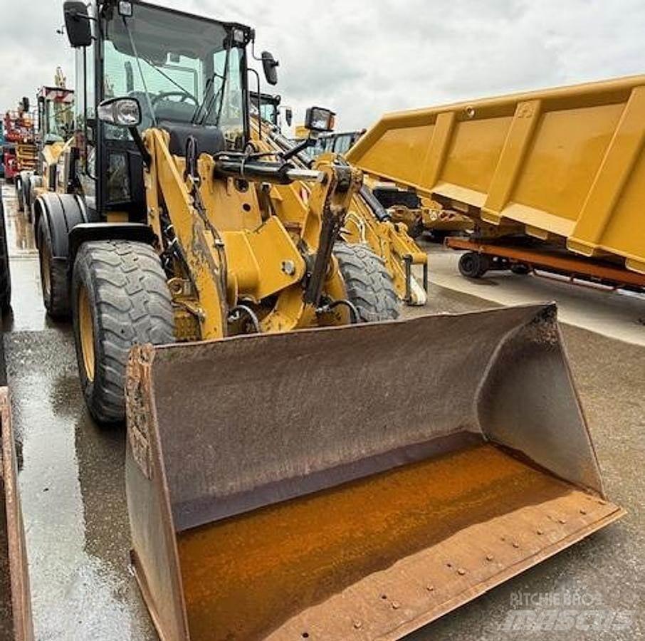 CAT 908M لوادر بعجل