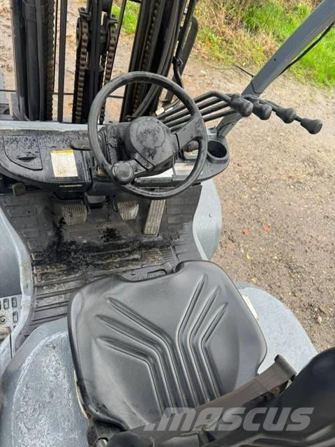 Toyota 8 FDF 30 شاحنات الديزل