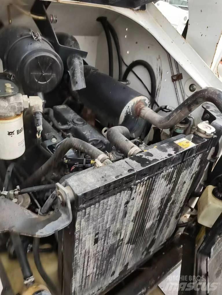 Bobcat S 250 لوادر انزلاقية التوجيه