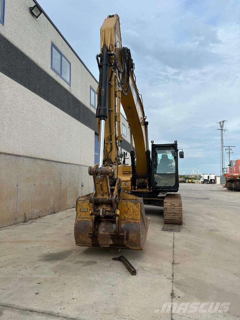 CAT 323 D LN حفارات زحافة