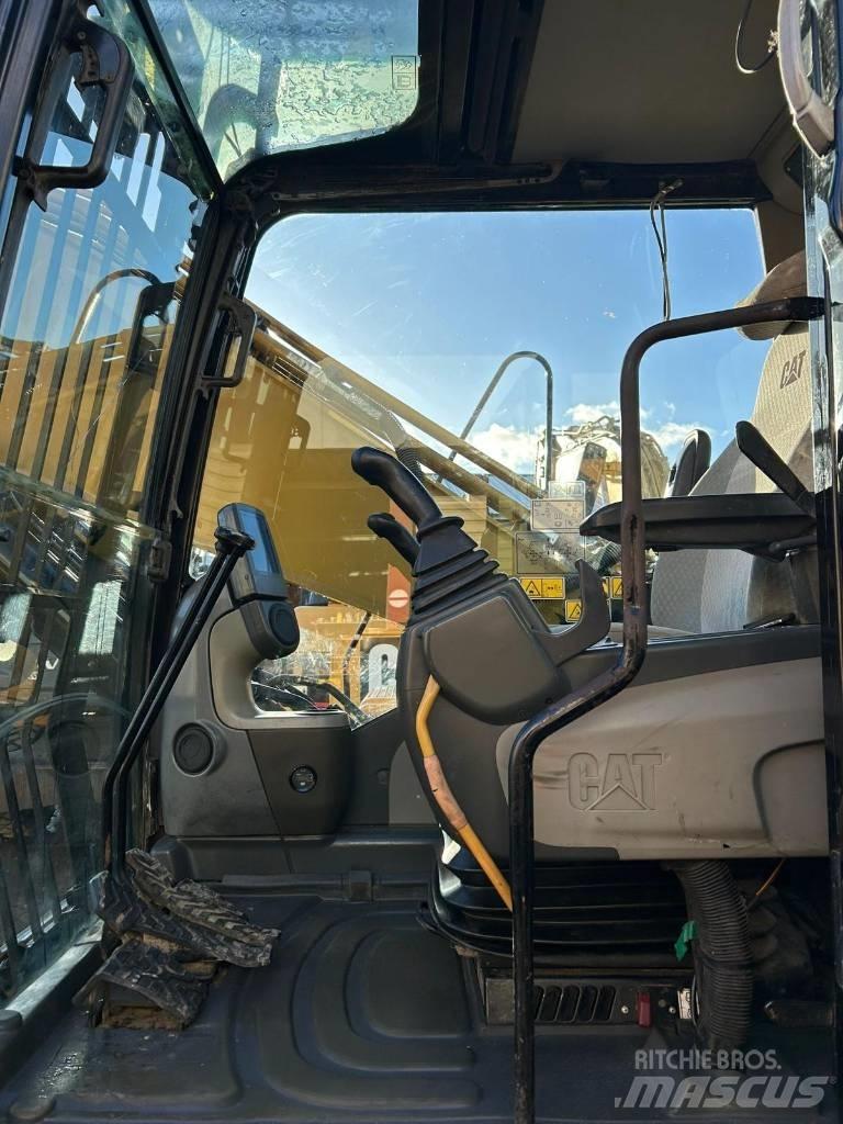 CAT 324 D L حفارات زحافة
