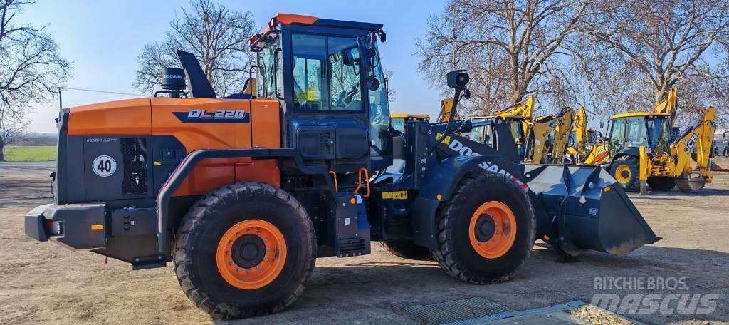 Doosan DL 220 لوادر بعجل