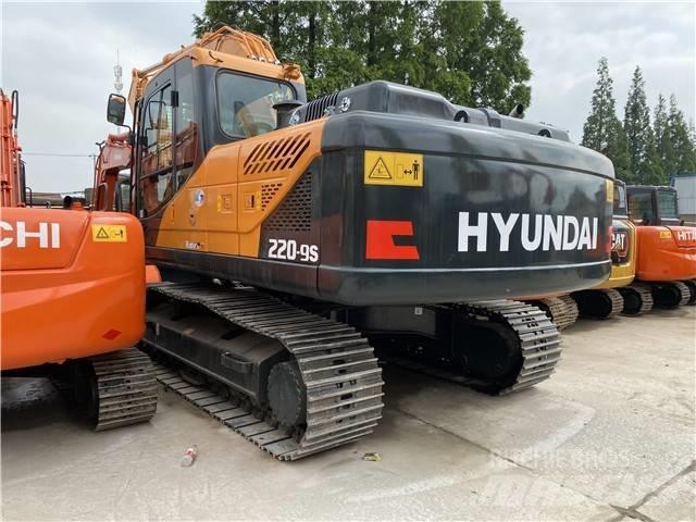 Hyundai Robex 220 LC حفارات زحافة