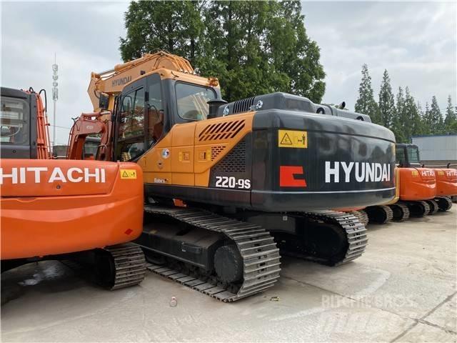 Hyundai Robex 220 LC حفارات زحافة