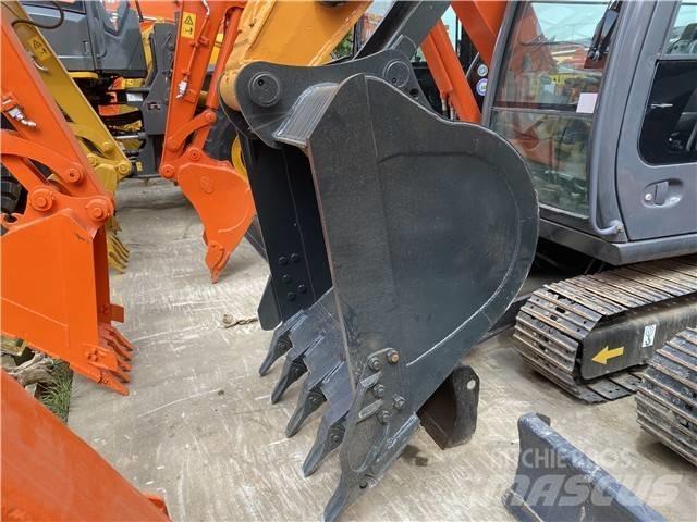 Hyundai Robex 220 LC حفارات زحافة