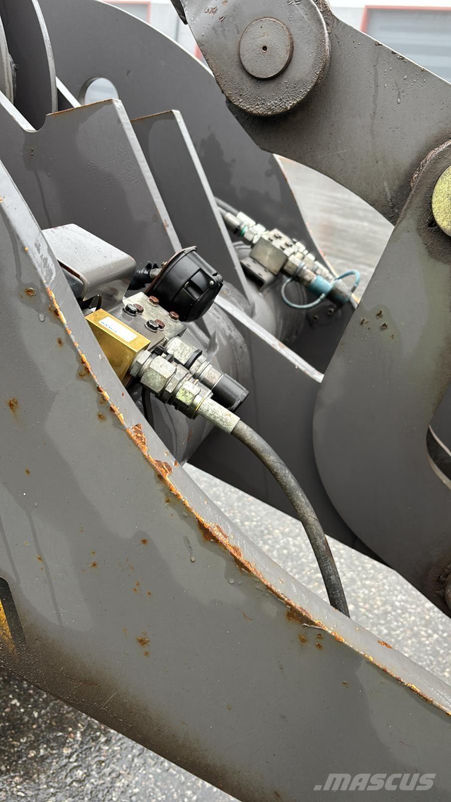 Volvo L35B لوادر بعجل