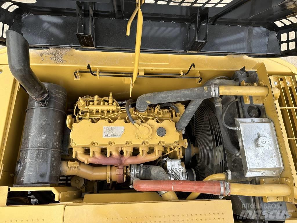 CAT 320 D حفارات زحافة