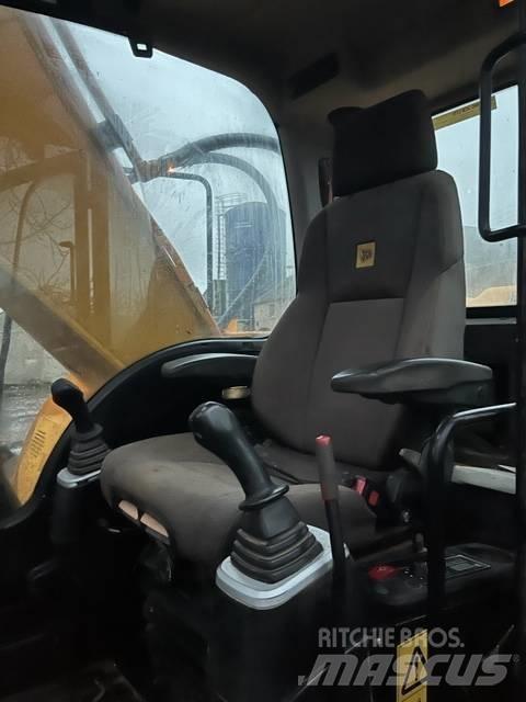 JCB JS 220 LC حفارات زحافة