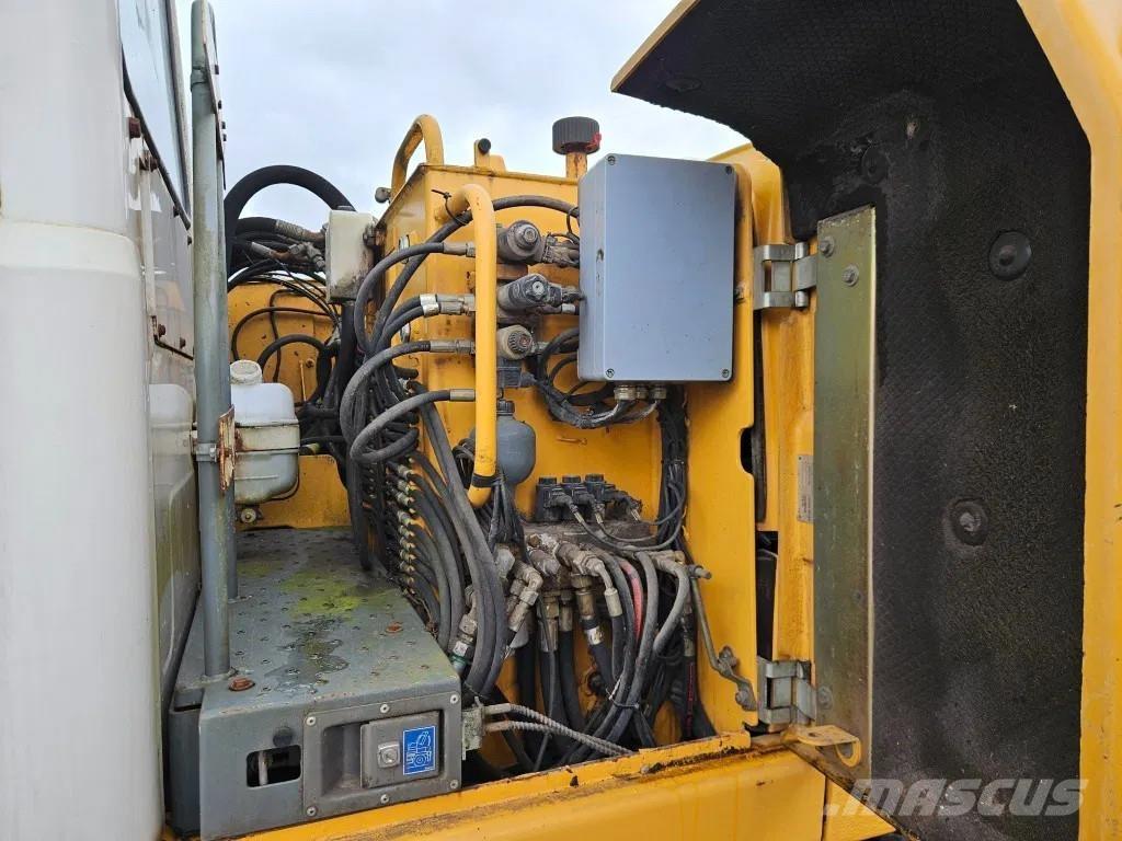 Liebherr A 314 حفارات بعجل