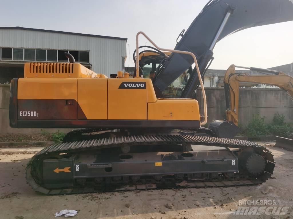 Volvo EC 250 D L حفارات زحافة