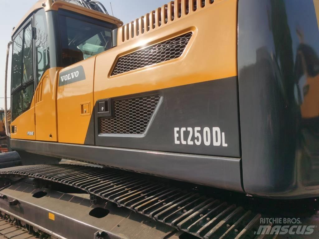 Volvo EC 250 D L حفارات زحافة