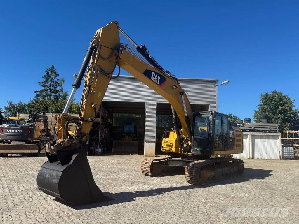 CAT 326 F LN حفارات زحافة