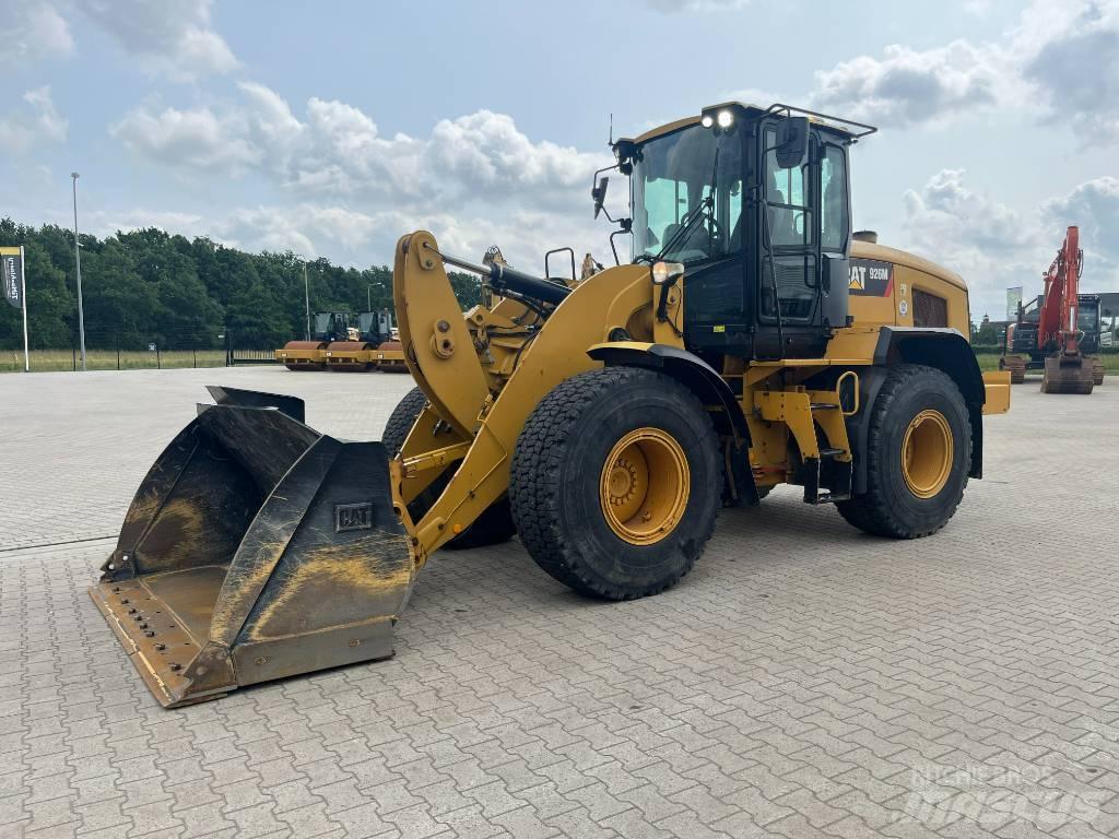 CAT 926M لوادر بعجل