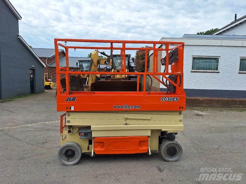 JLG 2030 ES رافعات مقصية الشكل