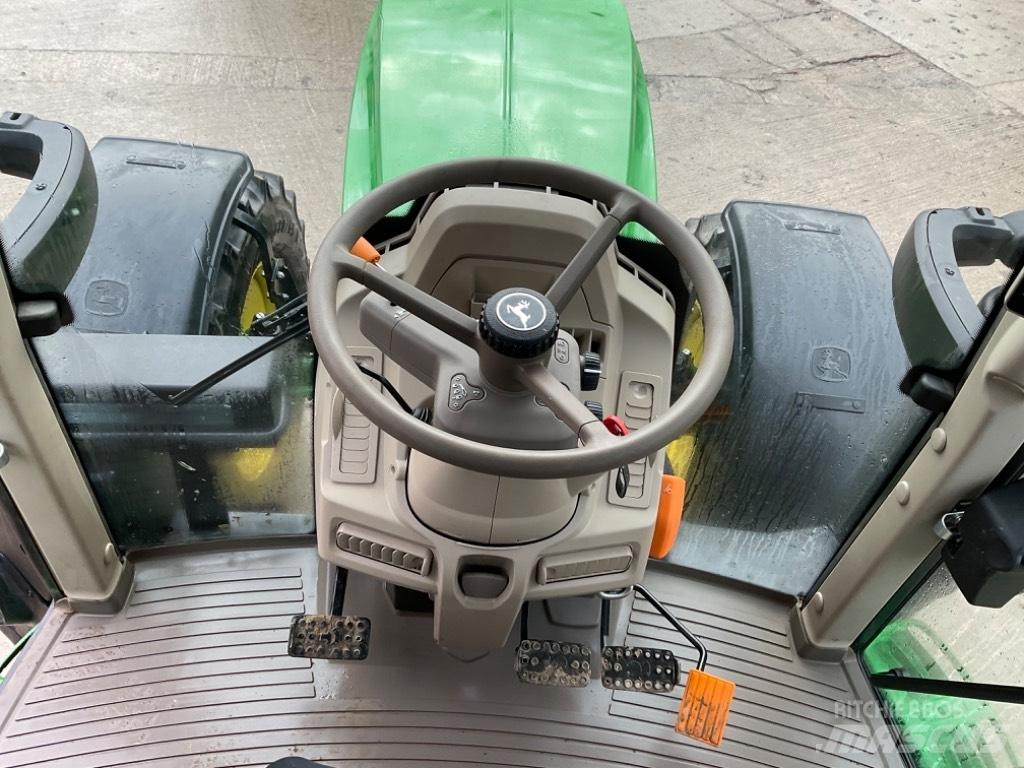 John Deere 6130 M الجرارات