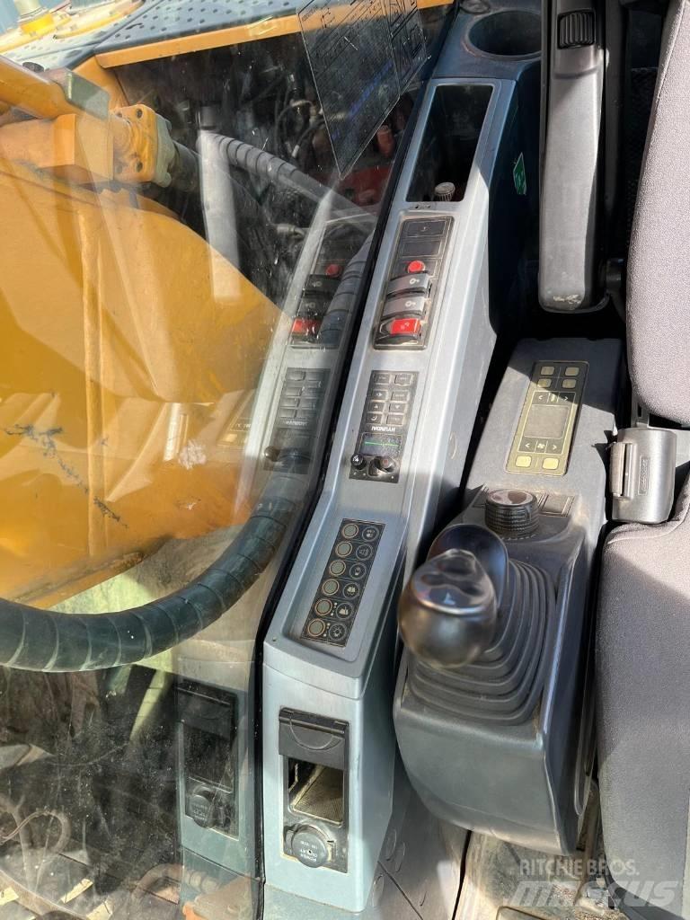 JCB JS 220 LC حفارات زحافة