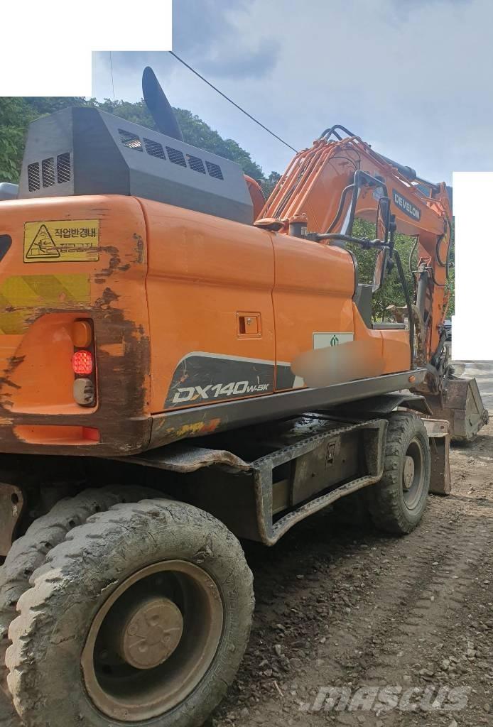 Doosan DX 140 W حفارات بعجل