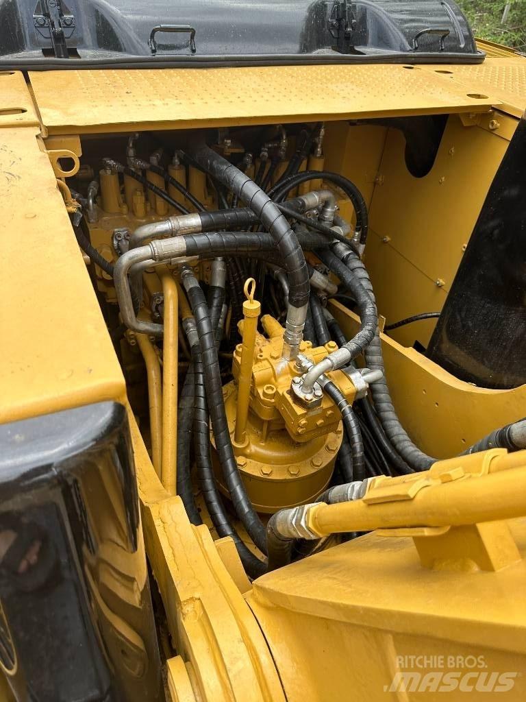 CAT 320D حفارات زحافة