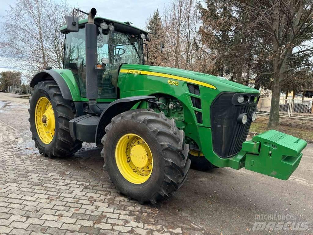 John Deere 8230 الجرارات