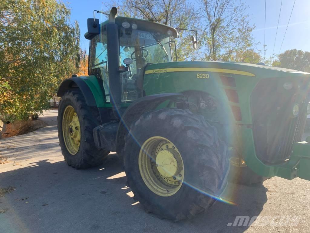 John Deere 8230 الجرارات