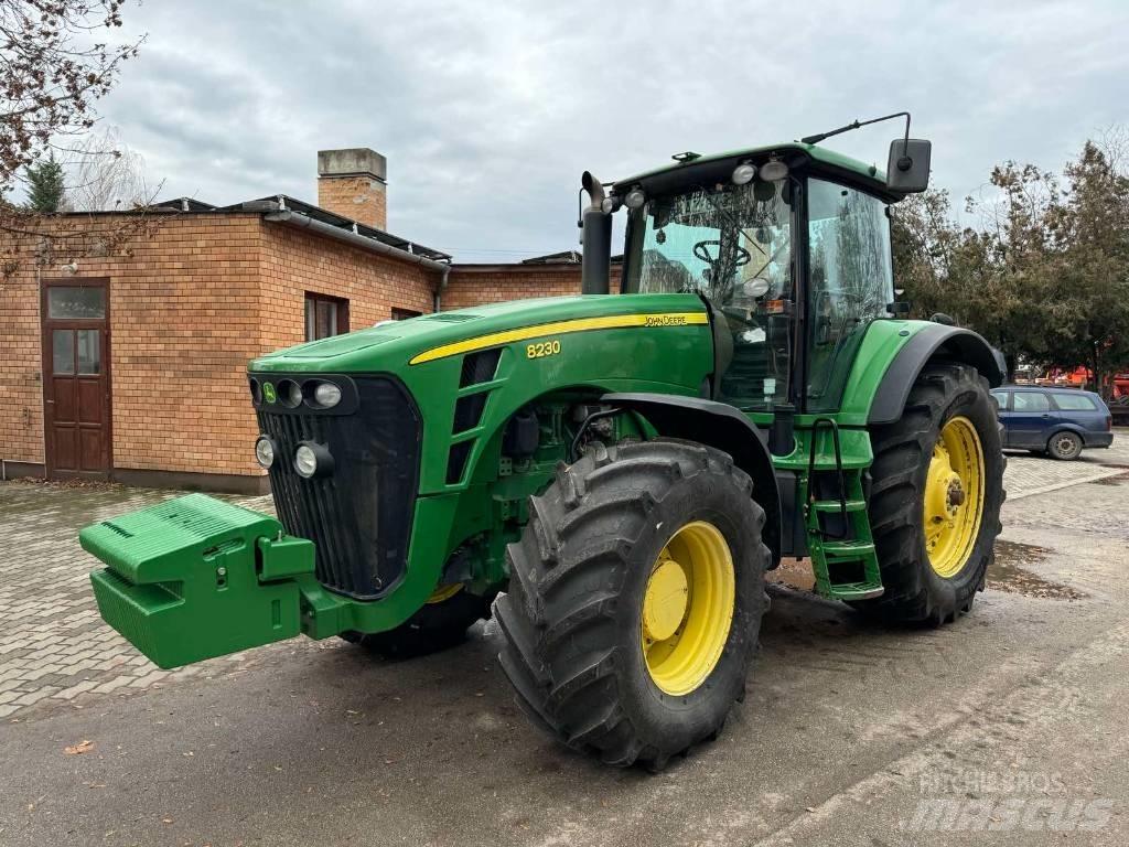 John Deere 8230 الجرارات