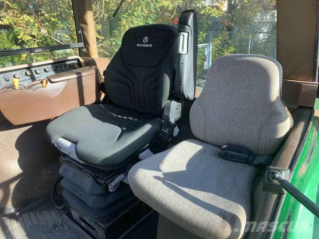 John Deere 8230 الجرارات