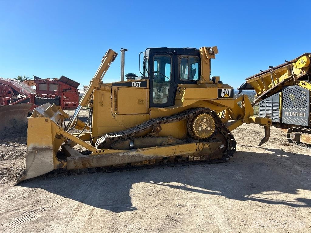 CAT D 6 T XL بلدوزرات مجنزرة