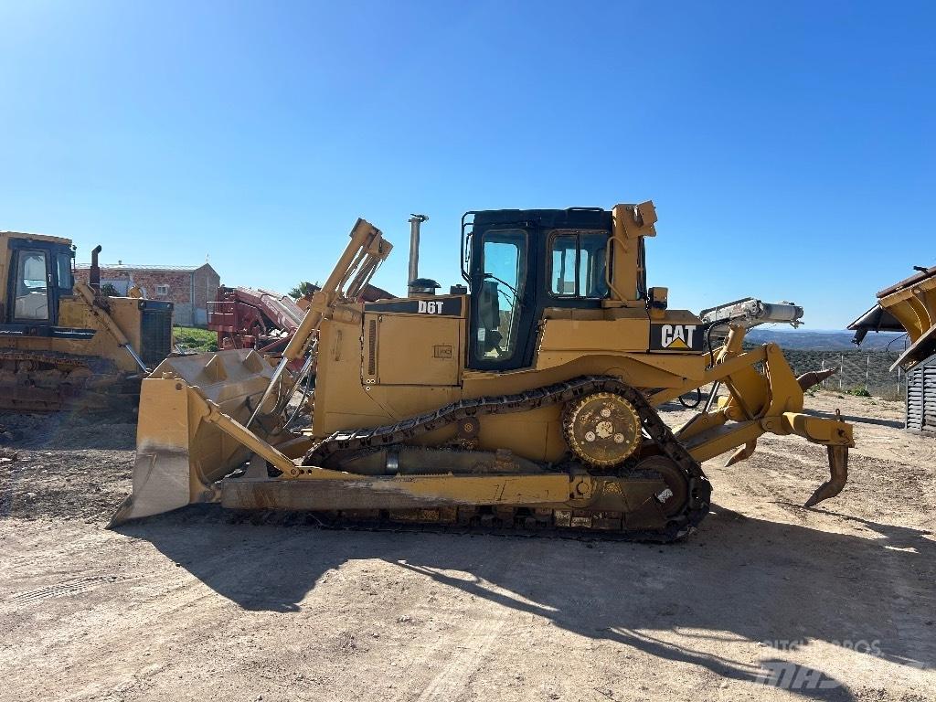 CAT D 6 T XL بلدوزرات مجنزرة