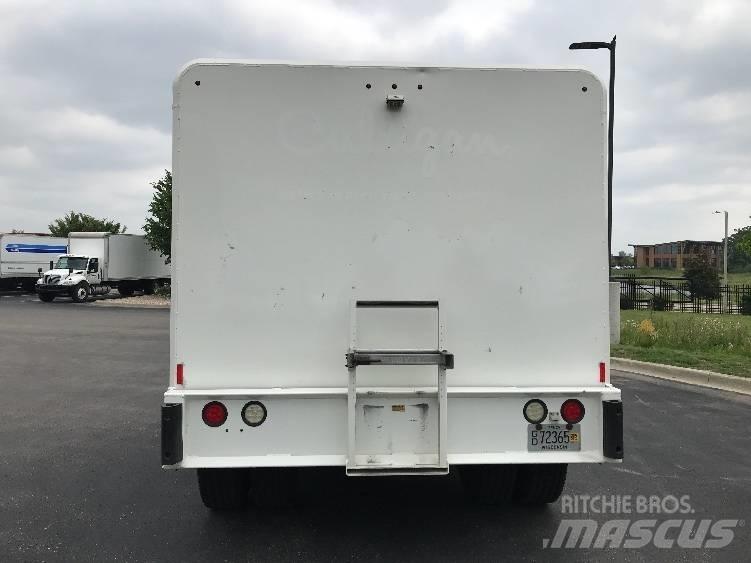 Freightliner M2 شاحنات نقل المشروبات