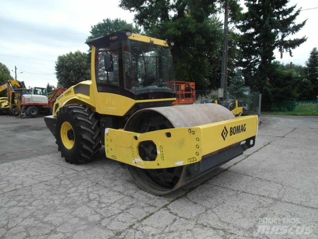 Bomag BW 213 DH-5 مداحل أحادية الأسطوانة