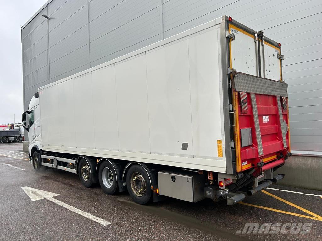 Volvo FH شاحنات ذات هيكل صندوقي