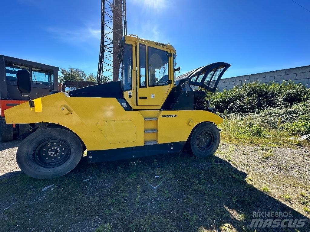 Bomag BW24RH مداحل ذات إطارات هوائية