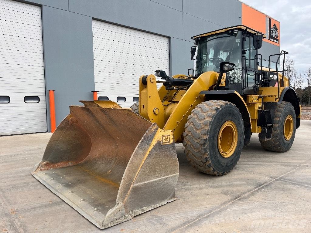 CAT 950 M لوادر صغيرة