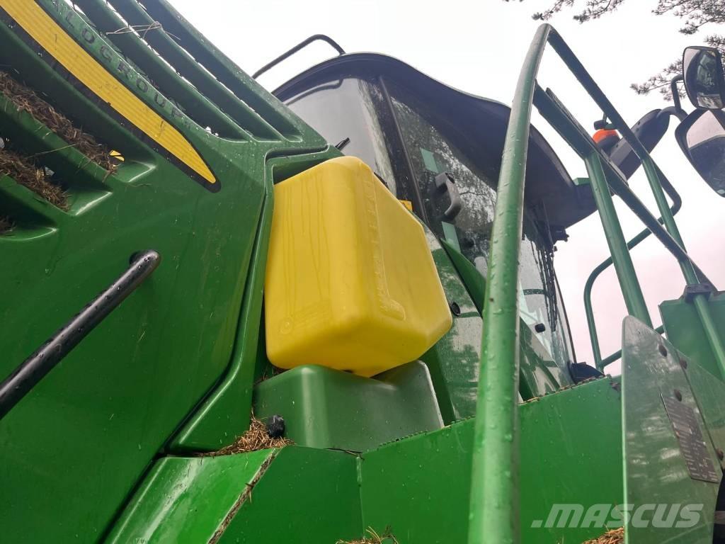 John Deere 8300 علافات ذاتية الدفع