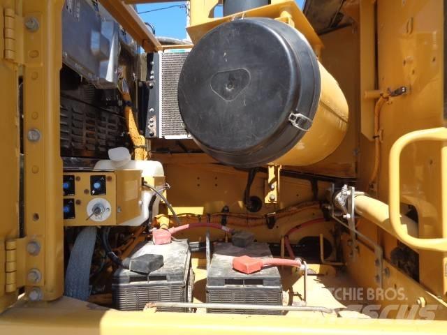CAT 330 D L حفارات زحافة