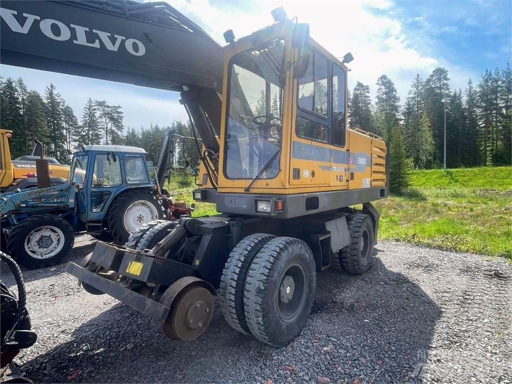 Volvo EW 200 4x4 حفارات بعجل