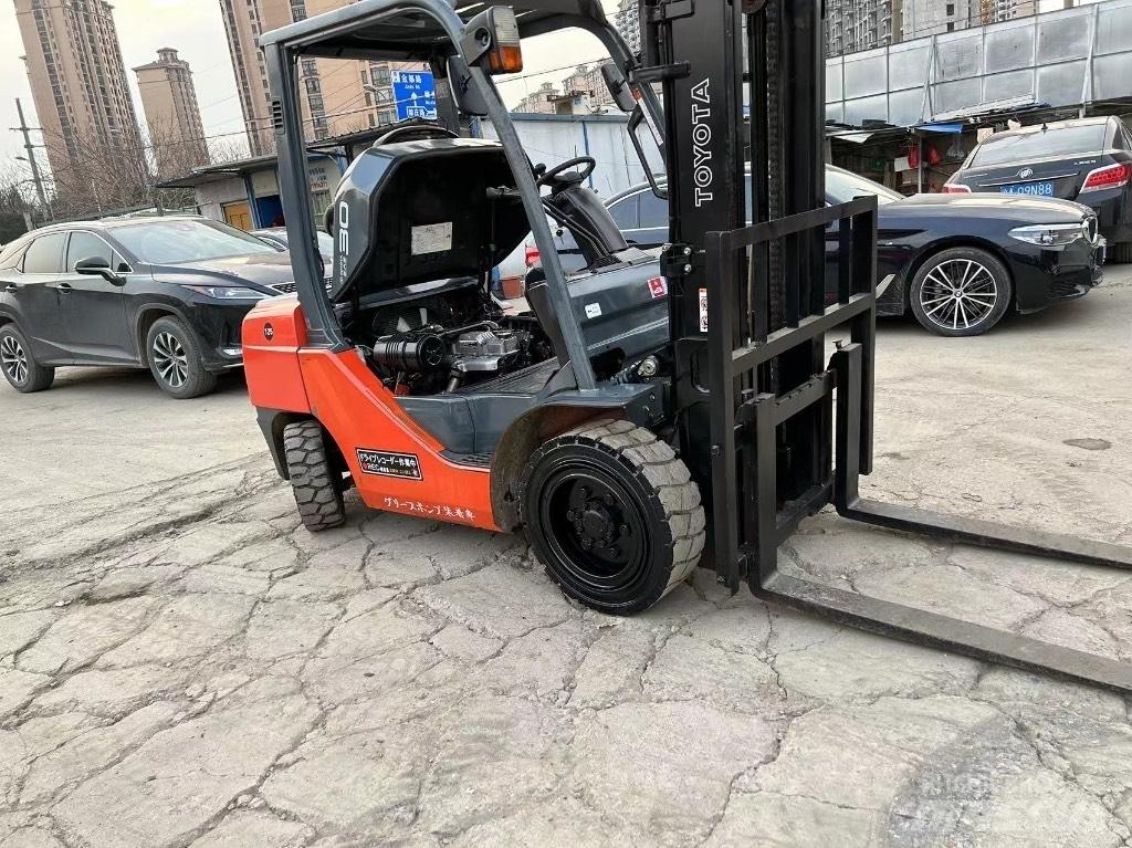Toyota Toyota8F FD30 شاحنات الديزل