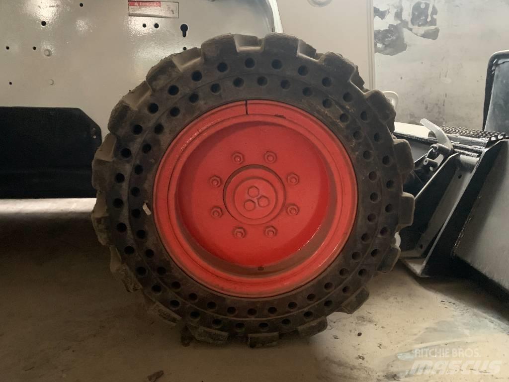 Bobcat S 300 لوادر انزلاقية التوجيه