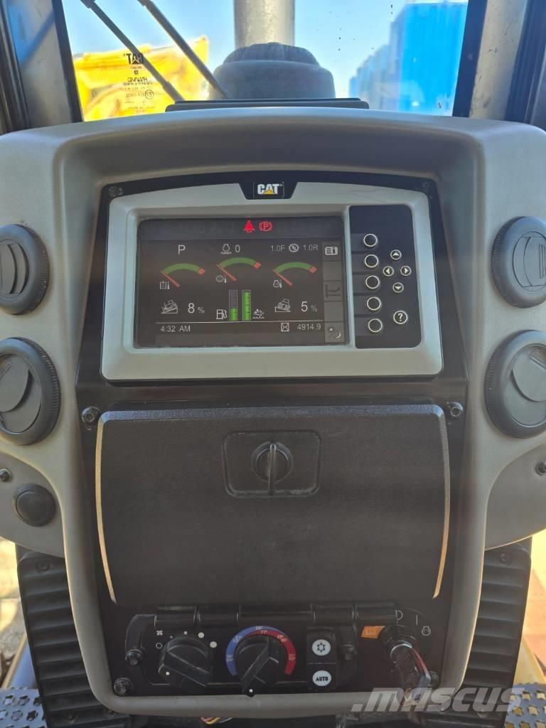 CAT D 6 N LGP بلدوزرات مجنزرة