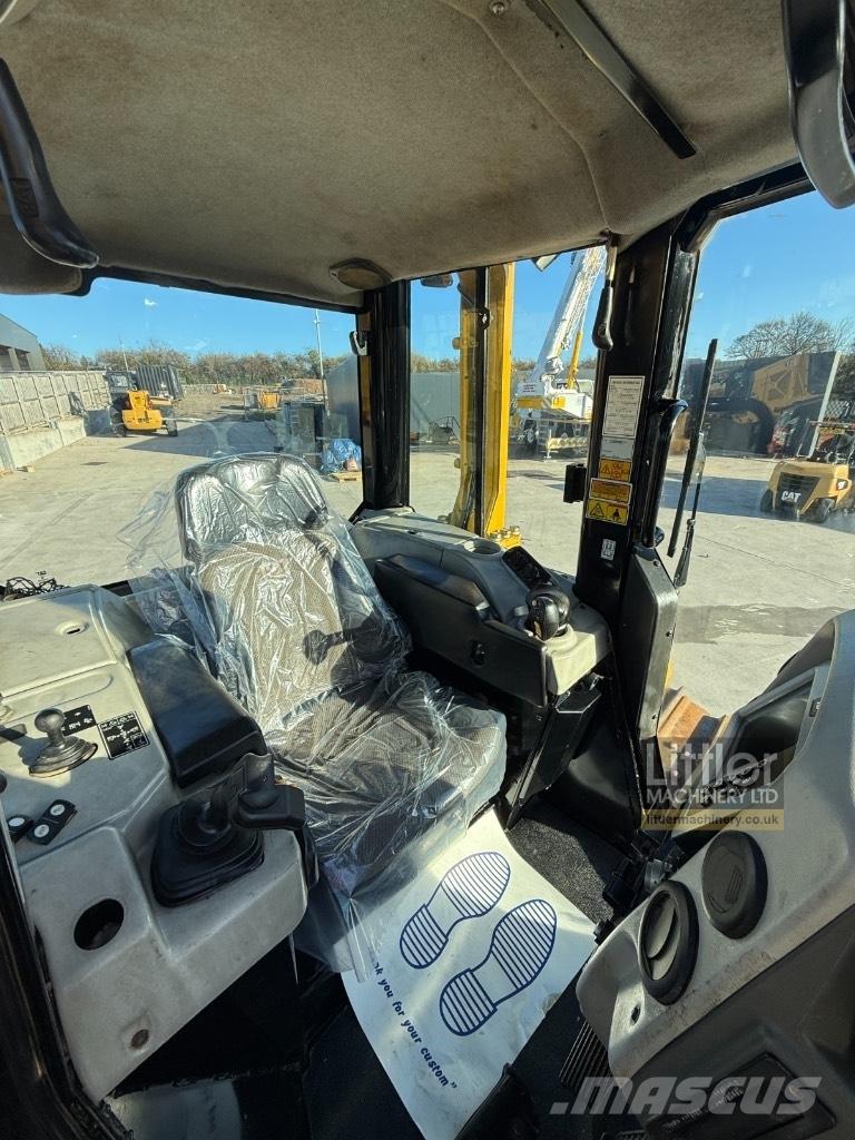 CAT D 6 N LGP بلدوزرات مجنزرة