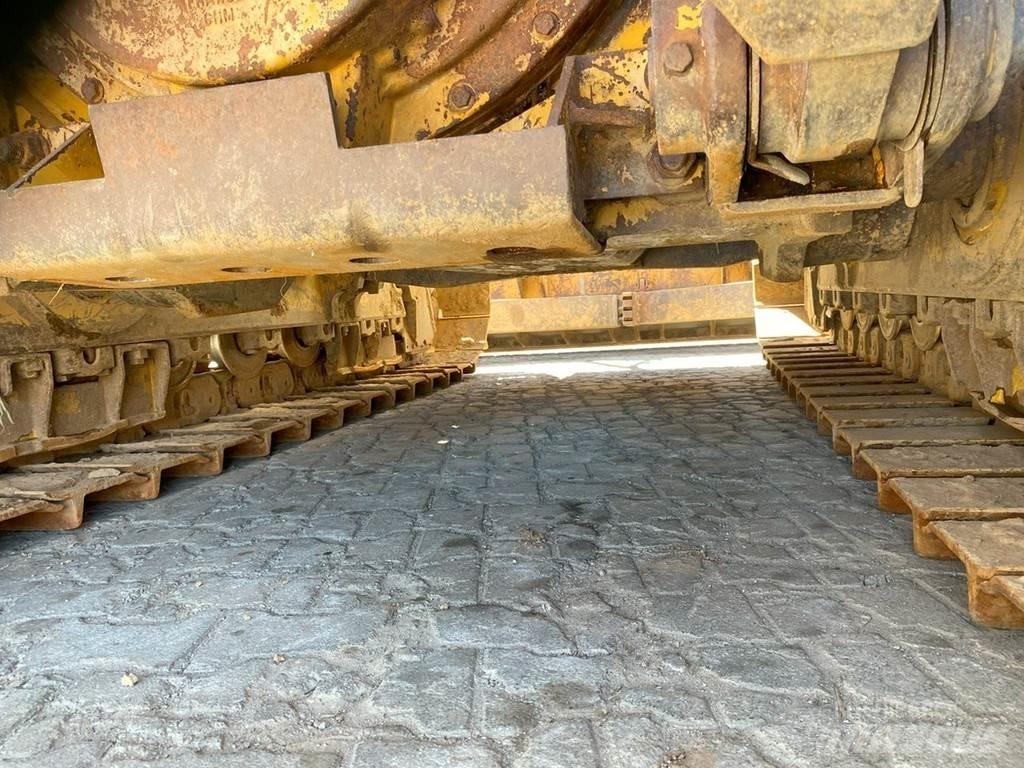CAT D6T XW NVT بلدوزرات مجنزرة