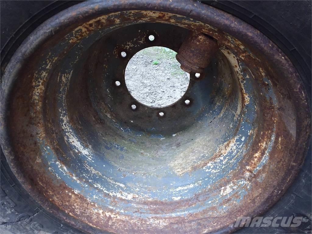 Valmet 828 20x22,5 الإطارات والعجلات والحافات