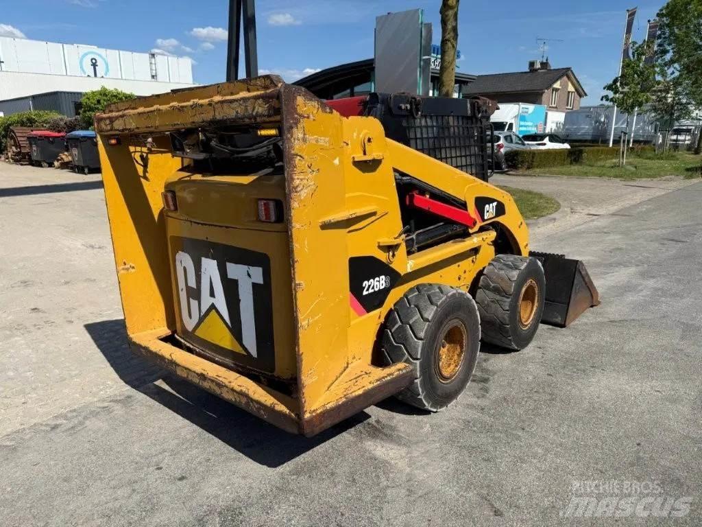 CAT 226B3 Turbo لوادر انزلاقية التوجيه