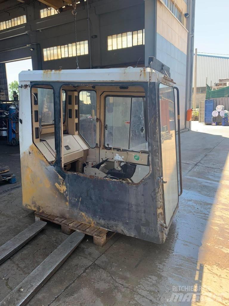 CAT 375 كابينة والداخلية